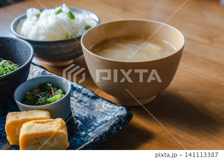木のテーブルで提供される和朝食 木のテーブルで提供される和朝食 141113387