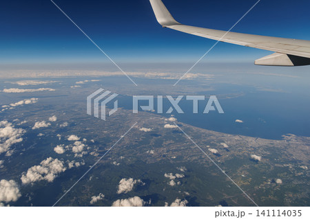 三重県津市上空を飛ぶ旅客機から撮影した伊勢湾と市街地の空撮 三重県津市上空を飛ぶ旅客機から撮影した伊勢湾と市街地の空撮 141114035