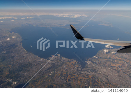 三重県津市上空から眺める伊勢湾と市街地 飛行機の窓からの絶景空撮 三重県津市上空から眺める伊勢湾と市街地 飛行機の窓からの絶景空撮 141114040