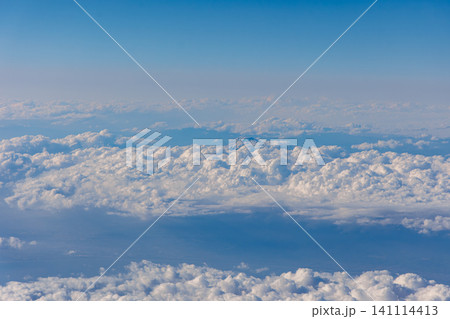 駿河湾上空 飛行機から観えた夏富士の頂上空撮風景 駿河湾上空 飛行機から観えた夏富士の頂上空撮風景 141114413