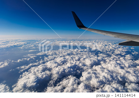 駿河湾上空 飛行機から観えた夏富士の頂上空撮風景 駿河湾上空 飛行機から観えた夏富士の頂上空撮風景 141114414