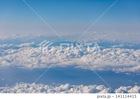 駿河湾上空 飛行機から観えた夏富士の頂上空撮風景 駿河湾上空 飛行機から観えた夏富士の頂上空撮風景 141114415