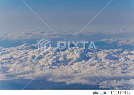 駿河湾上空  飛行機から観えた残雪の残る富士山 141114417