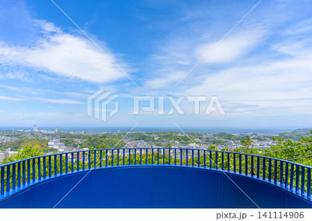 新緑の衣笠山公園展望台から望む相模湾と横須賀市街 新緑の衣笠山公園展望台から望む相模湾と横須賀市街 141114906