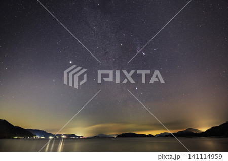 瀬戸内の秋の星景 昇るオリオン座と冬の大三角 瀬戸内の秋の星景 昇るオリオン座と冬の大三角 141114959