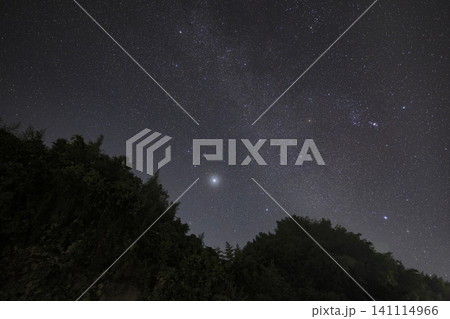 秋の星景 山影に昇るオリオン座と冬の大三角 秋の星景 山影に昇るオリオン座と冬の大三角 141114966