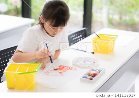 美術や図工で水彩画を描く小学生位の女の子・創造力を育む 学校や習い事のイメージ俯瞰 美術や図工で水彩画を描く小学生位の女の子・創造力を育む 学校や習い事のイメージ俯瞰 141115017