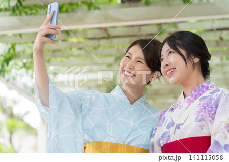 スマホで写真を自撮りする浴衣の女性たち スマホで写真を自撮りする浴衣の女性たち 141115058