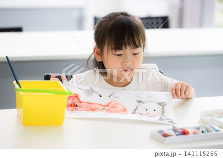 美術や図工で水彩画を描く小学生位の女の子・創造力を育む親子の知育時間 よくできました~ 美術や図工で水彩画を描く小学生位の女の子・創造力を育む親子の知育時間 よくできました~ 141115255