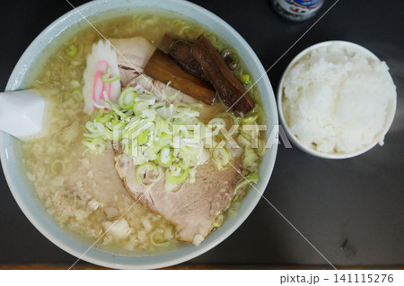 青森県名物 煮干ラーメン 背脂トッピングとしなちく・なるとのご当地ラーメン 青森県名物 煮干ラーメン 背脂トッピングとしなちく・なるとのご当地ラーメン 141115276