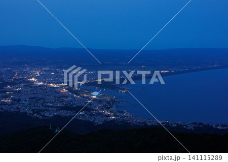 むつ市夜景を背景に飛ぶ夜のアゲハチョウ 青森県下北半島の自然風景 141115289