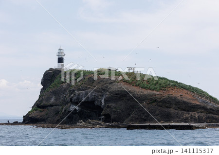 脇野沢沖・鯛島と灯台 青森県むつ市の海に浮かぶ絶景の無人島 脇野沢沖・鯛島と灯台 青森県むつ市の海に浮かぶ絶景の無人島 141115317