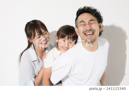 白背景で仲良し笑顔の家族・幸せなファミリーライフと健康的な暮らし 半袖夏休みイメージカメラ目線 白背景で仲良し笑顔の家族・幸せなファミリーライフと健康的な暮らし 半袖夏休みイメージカメラ目線 141115340