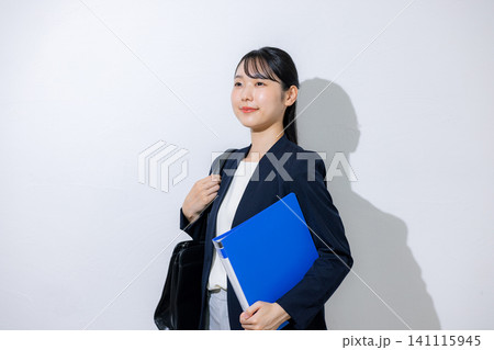 バッグを持つ女性 バッグを持つ女性 141115945