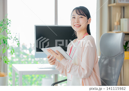 タブレット ビジネスウーマン タブレット ビジネスウーマン 141115982