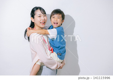 子供を抱っこするお母さん 141115996