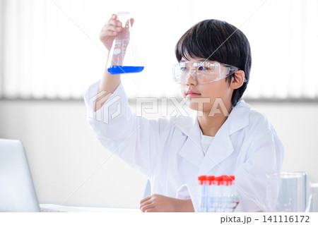 サイエンススクール 科学の勉強をする学生 サイエンススクール 科学の勉強をする学生 141116172