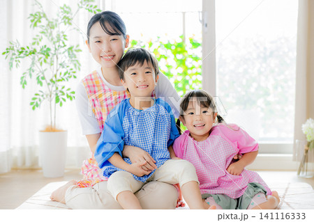 子供と遊ぶ保育士 141116333