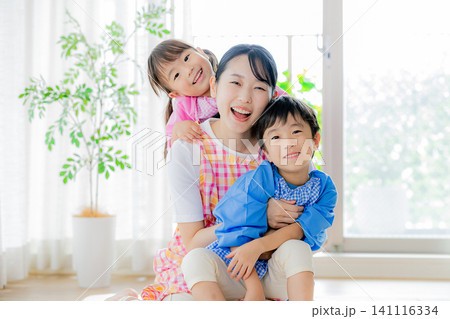 子供と遊ぶ保育士 子供と遊ぶ保育士 141116334