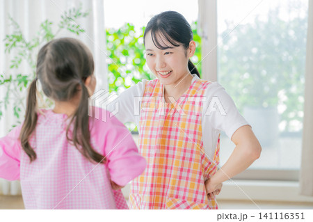 一緒に遊ぶ保育士と女の子 一緒に遊ぶ保育士と女の子 141116351