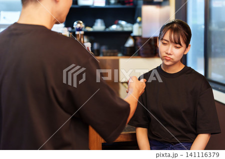 居酒屋で説教を受ける女性スタッフ 居酒屋で説教を受ける女性スタッフ 141116379