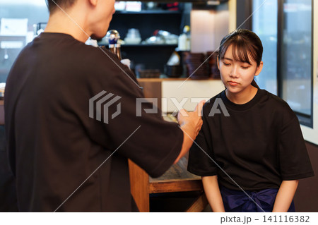 居酒屋で説教を受ける女性スタッフ 居酒屋で説教を受ける女性スタッフ 141116382