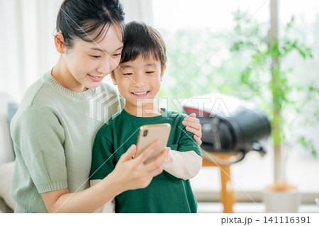 スマホで遊ぶ子どもとママ スマホで遊ぶ子どもとママ 141116391