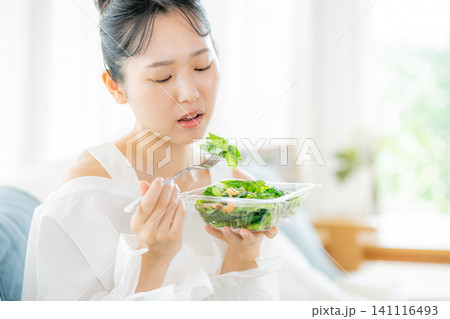 サラダを食べる若い女性 サラダを食べる若い女性 141116493