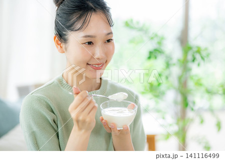 ヨーグルトを食べる女性 ヨーグルトを食べる女性 141116499