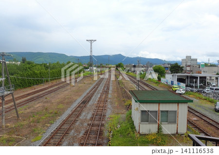 富良野駅の廃線された新徳、南富良野、日高山脈方面の景色(北海道富良野市) 富良野駅の廃線された新徳、南富良野、日高山脈方面の景色(北海道富良野市) 141116538