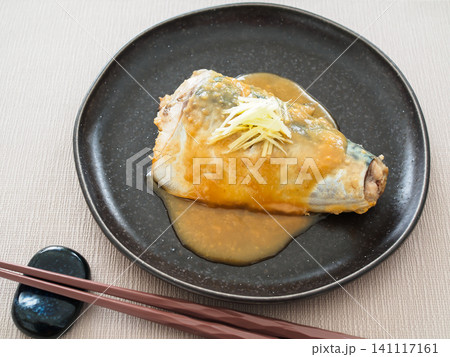 皿に盛り付けたさばの味噌煮 皿に盛り付けたさばの味噌煮 141117161