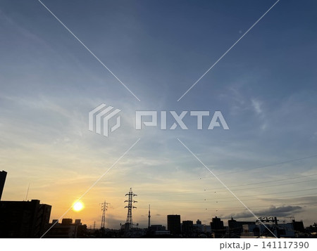 住宅街の向こうに沈む夕日 141117390