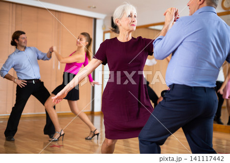 mature parthners dance cha-cha-cha 141117442