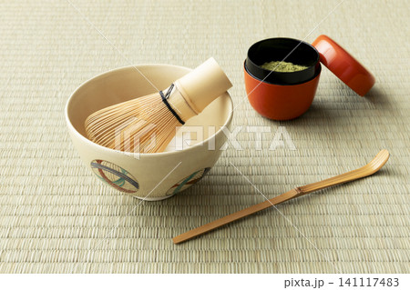 畳の上に置かれた茶道具 畳の上に置かれた茶道具 141117483