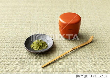 畳の上に置かれた抹茶と茶道具 畳の上に置かれた抹茶と茶道具 141117485