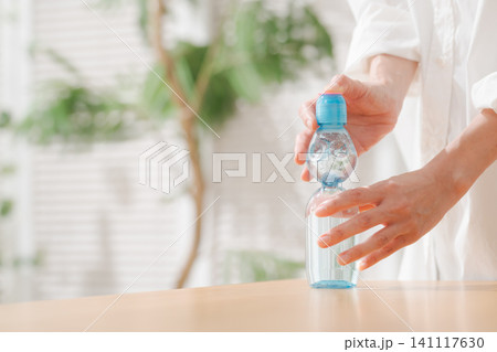ラムネをあける女性 ラムネをあける女性 141117630