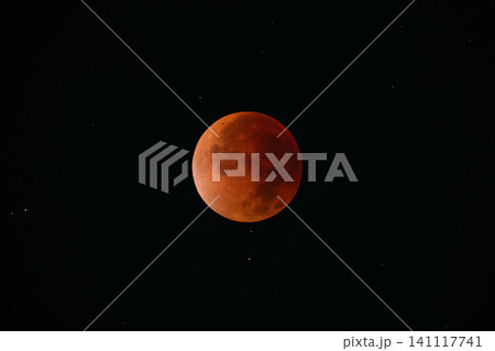 夜空に浮かぶ赤いブラッドムーンの皆既月食 夜空に浮かぶ赤いブラッドムーンの皆既月食 141117741