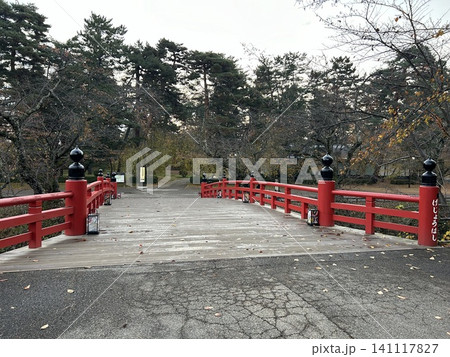 青森県弘前市の公園、弘前公園の橋、「けしょうばし」です。 青森県弘前市の公園、弘前公園の橋、「けしょうばし」です。 141117827