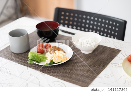 ご飯と味噌汁、和風ハンバーグやサラダを盛り付けた洋食の栄養バランスの良い家庭料理 ご飯と味噌汁、和風ハンバーグやサラダを盛り付けた洋食の栄養バランスの良い家庭料理 141117863