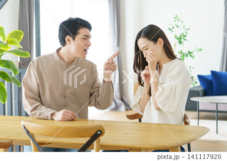 リビングで指をさして喧嘩をする若い日本人カップル リビングで指をさして喧嘩をする若い日本人カップル 141117920