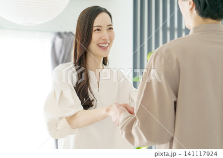 リビングで男性の手をとる若い日本人 リビングで男性の手をとる若い日本人 141117924