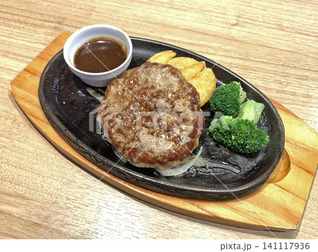 ハンバーグステーキ 鉄板焼きハンバーグ 鉄板焼きハンバーグステーキ ハンバーグステーキ 鉄板焼きハンバーグ 鉄板焼きハンバーグステーキ 141117936