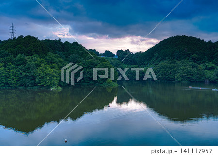 大和路の風景　奈良市の布目ダム美しい夕焼け空と湖面のリフレクション　山際の雲間から覗く夕焼け空① 141117957