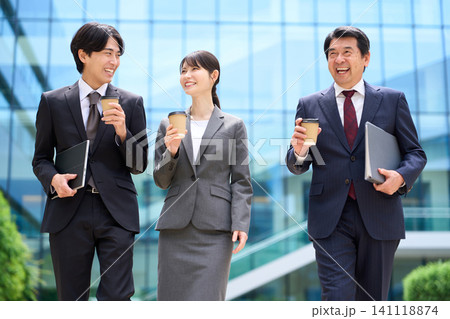 休憩中に談笑をしながら歩くビジネスパーソン 休憩中に談笑をしながら歩くビジネスパーソン 141118874