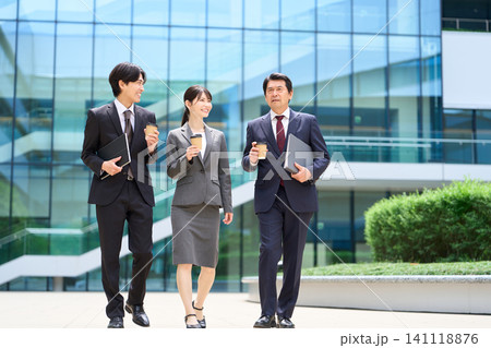 休憩中に談笑をしながら歩くビジネスパーソン 休憩中に談笑をしながら歩くビジネスパーソン 141118876