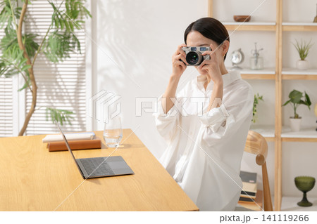 パソコンで写真を編集する女性 パソコンで写真を編集する女性 141119266