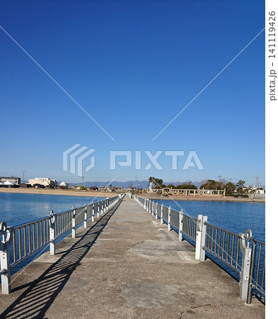 海に伸びる桟橋と青い空、三重県の海沿いの公園にて 海に伸びる桟橋と青い空、三重県の海沿いの公園にて 141119426