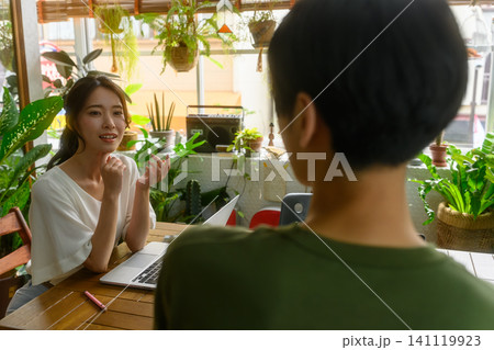 女性が男性に話しかける 女性が男性に話しかける 141119923