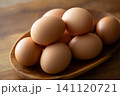テーブルの上の新鮮な卵     141120721