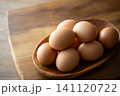 テーブルの上の新鮮な卵     141120722